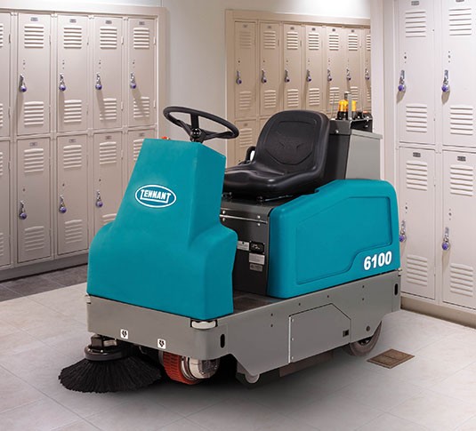 6100 Varredora de pavimentos subcompacta de condutor sentado a bateria alt 11